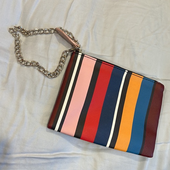 GUESS WRISTLET ACCESSORY TO BACKPACK STRIPED w ZIPPER AND CHAIN STRAP - Picture 4 of 8